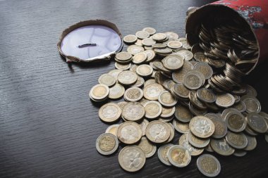 500 ve 1000 pezoluk Kolombiya sikkeleri, para devalüasyonu