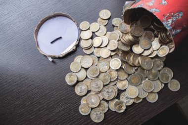 500 ve 1000 pezoluk Kolombiya sikkeleri, para devalüasyonu