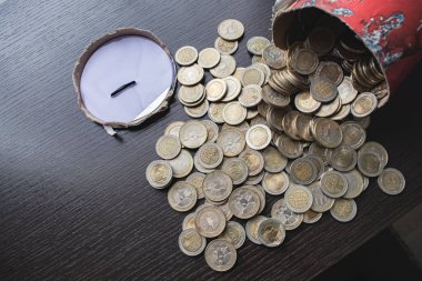 500 ve 1000 pezoluk Kolombiya sikkeleri, para devalüasyonu