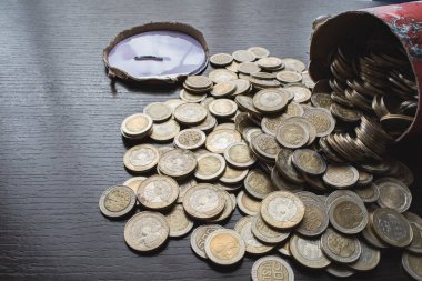 500 ve 1000 pezoluk Kolombiya sikkeleri, para devalüasyonu
