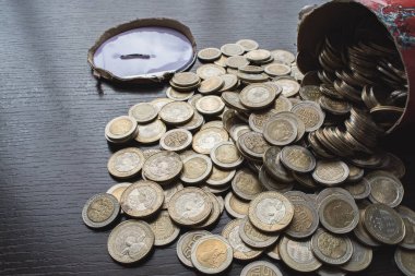 500 ve 1000 pezoluk Kolombiya sikkeleri, para devalüasyonu