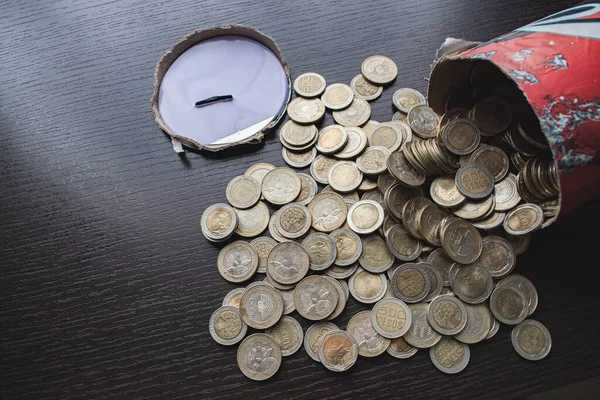 500 'lük Kolombiya sikkeleri ve 1000' lik banknotlar ahşap arka planda. Ekonomi, para, bankalar için ideal, tasarruf ve finans.