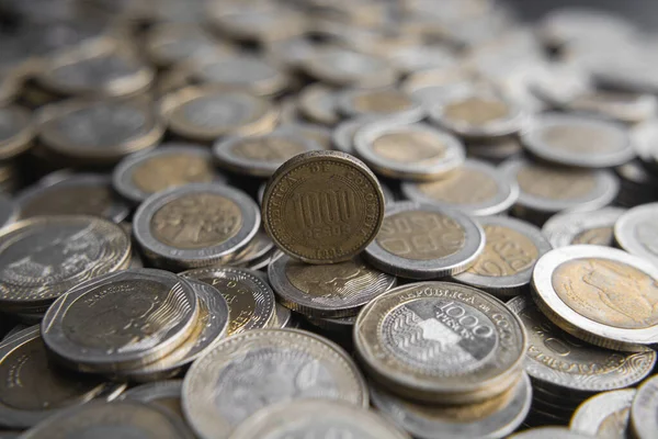 500 ve 1000 pezoluk Kolombiya sikkeleri, para devalüasyonu