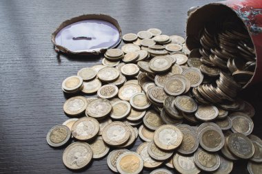 500 ve 1000 pezoluk Kolombiya sikkeleri, para devalüasyonu