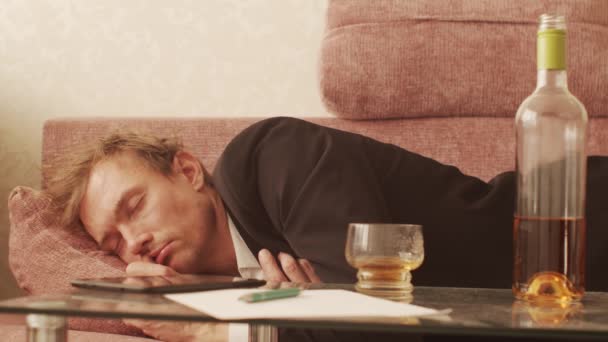 Ubriaco Uomo Affari Dormire Sul Divano — Video Stock