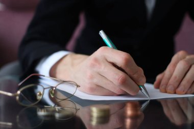 Cam Masa 'nın Evraklarını Dolduran İşadamı. İş ve Finans Yönetimi Konsepti