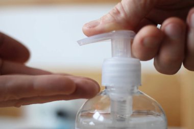 El dezenfektanı, yakın görünüm, sağlık ve kişisel hijyen konsepti kullanılıyor