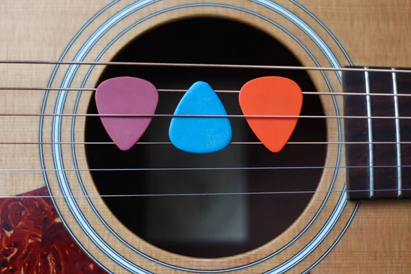 Wybiera Struny Gitary Akustycznej Koncepcja Uczenia Się Muzyki Działania Performatywne — Zdjęcie stockowe