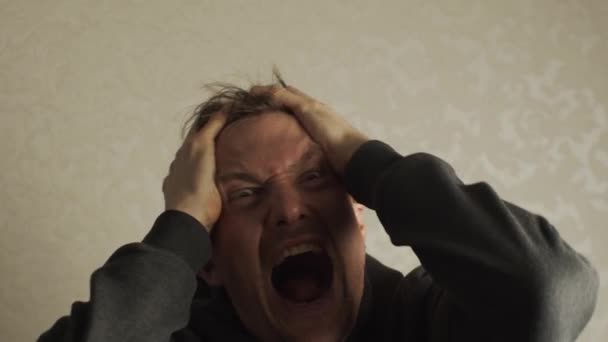 Otravný Zoufalý Muž Křičící Úzkostí — Stock video