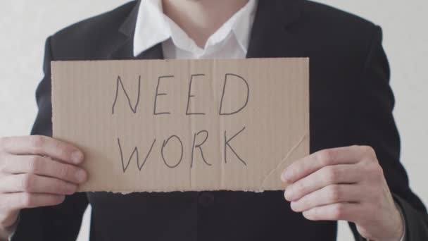 Empresario Que Necesita Trabajo Con Carton Note Concepto Crisis Desempleo — Vídeo de stock