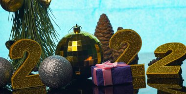                       Yeni 2022, mavi arkaplanda altın sayılar         