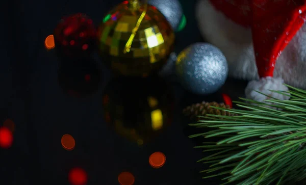 クリスマス2022 黒の背景に赤いキャップのトウヒの枝 — ストック写真