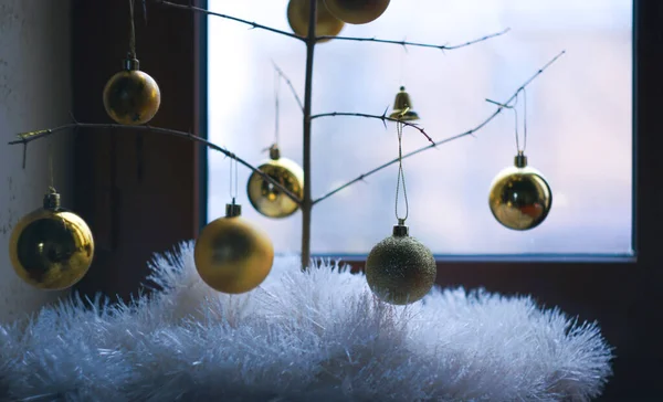 クリスマス 新年の黄金の黄色のおもちゃ — ストック写真