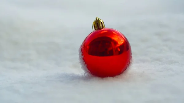 Rood Glanzend Speelgoed Witte Sneeuw — Stockfoto