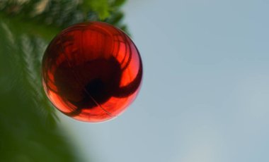                     Beyaz karda kırmızı parlak oyuncaklar           