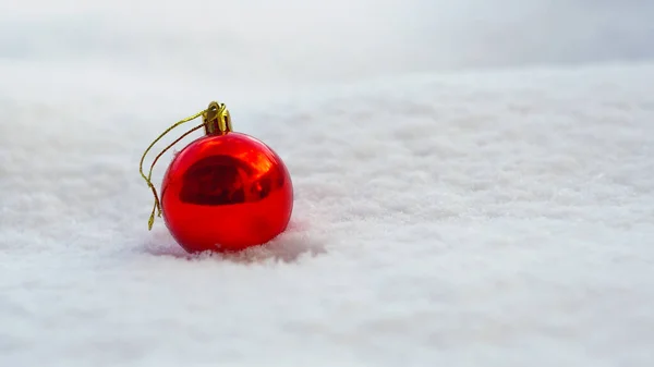 Juguetes Rojos Brillantes Nieve Blanca — Foto de Stock