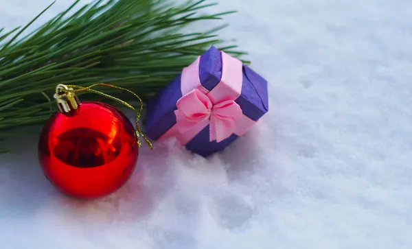 白い雪の中の赤い光沢のあるおもちゃ — ストック写真