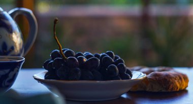                      Siyah üzüm ve çay, ekmek, sabah çayı.          