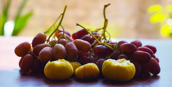 Winogrona Figi Różowe Winogrona Żółte Figi Stole — Zdjęcie stockowe