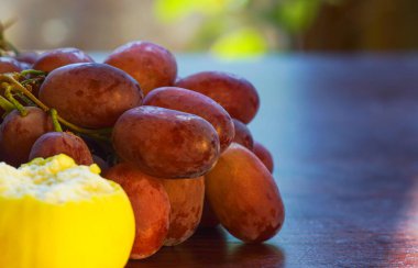 Masanın üzerinde pembe üzümler ve incirler, yakından.