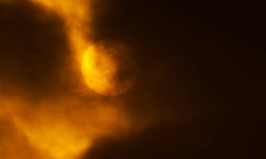                            Hava bulutlu, güneş siyah bulutlarla kaplı.    