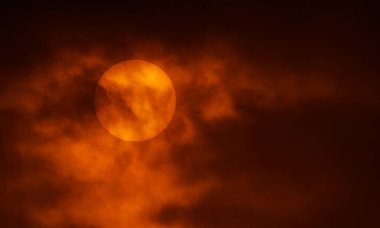                        Hava bulutlu, güneş siyah bulutlarla kaplı.        