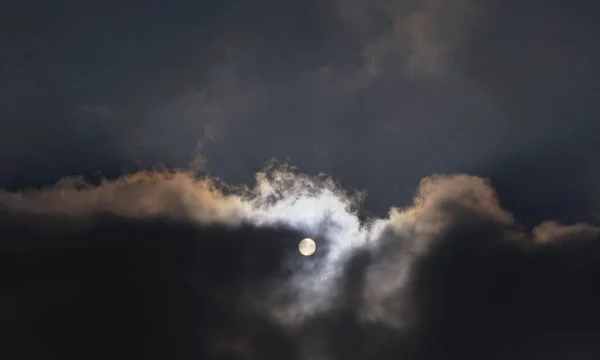 Die Sonne Scheint Durch Dichte Wolken Bewölktes Wetter — Stockfoto