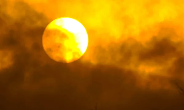 Солнце Восходящее Сквозь Облака Круглая Форма Солнца — стоковое фото