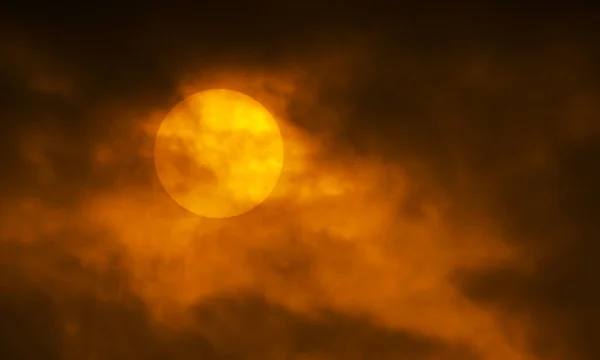 Облачная Погода Солнце Покрыто Черными Облаками — стоковое фото