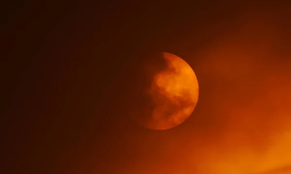 Mračné Počasí Slunce Pokryto Černými Mraky — Stock fotografie