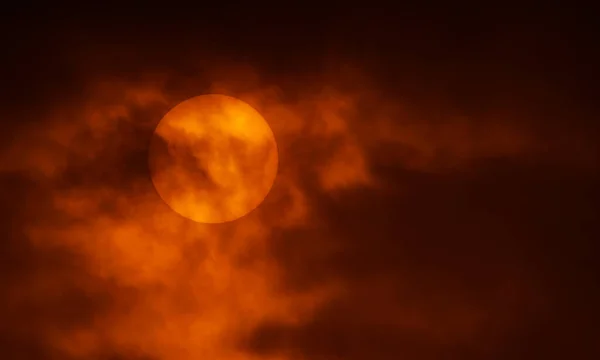 Hava Bulutlu Güneş Siyah Bulutlarla Kaplı — Stok fotoğraf