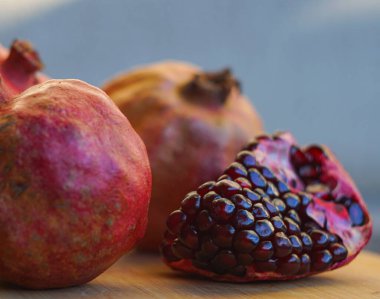                  Kurumuş nar, nar derisi kurur, ama tohumlar suludur.              