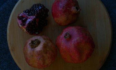                                Kurumuş nar, nar derisi kurur, ama tohumlar suludur.