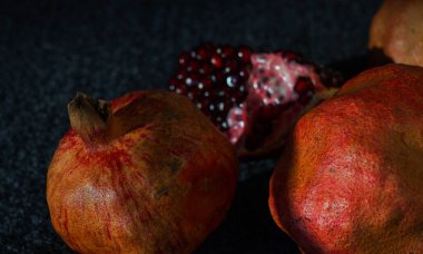                           Kurumuş nar, nar derisi kurur, ama tohumlar suludur.     