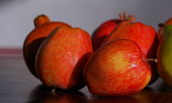 リンゴ ザクロ さまざまな果物のコレクション ロイヤリティフリーのストック画像