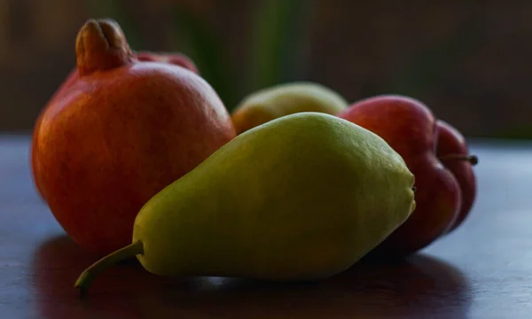 Μήλα Αχλάδια Και Ρόδια Μια Συλλογή Από Διαφορετικά Φρούτα Φωτογραφία Αρχείου