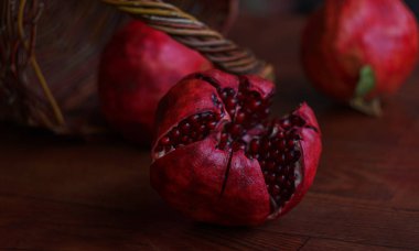                      Sepette nar, büyük kırmızı nar.          