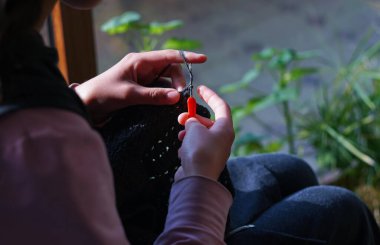                         Kız iplikten elbise örüyor, dokumacı kız.       