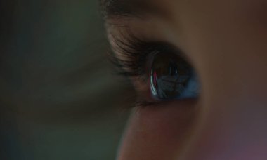                Kızın gözleri, kızın gözleri.                