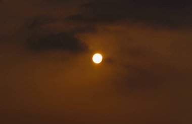                Güneş battığında, bulutlu hava                