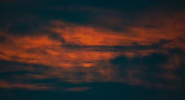 Die Sonne Ist Rot Der Sonnenuntergang Zwischen Den Wolken — Stockfoto