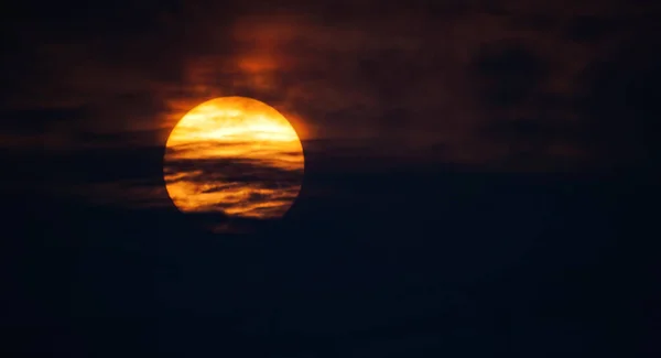 Güneş Kırmızı Bulutların Arasında Gün Batımı — Stok fotoğraf