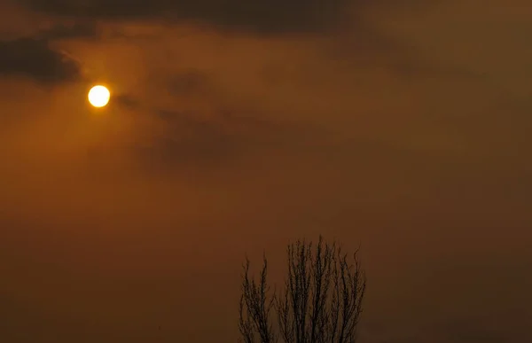 Wenn Die Sonne Untergeht Bewölktes Wetter — Stockfoto