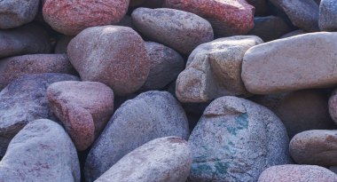               Farklı büyük taşlardan oluşan bir koleksiyon, bir yerde büyük taşlar.