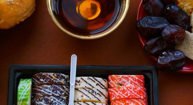                      Ekmek, çay ve hurma, helva. Ramazan ayı          