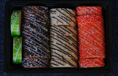                Plastik bir kabın içinde farklı renkte halvalar                