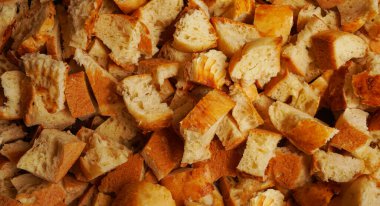                                Kurutulmuş ekmek kırıntıları, ince doğranmış ekmek.