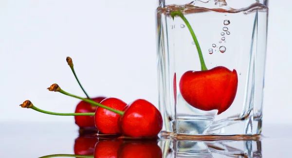 Red Cherries Glass Water Red Cherries Immersed Water — Stockfoto