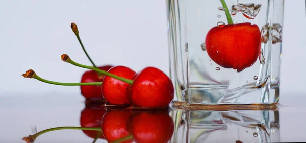 Red Cherries Glass Water Red Cherries Immersed Water — Stockfoto