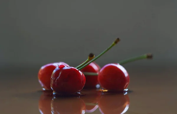 Red Cherry Stands Glass Sheet Mirror Reflects Red Cherry — Stockfoto